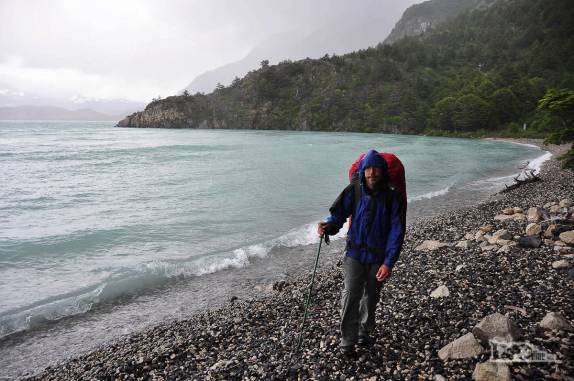 Início do 2o dia de caminhada: chuva e a praia do lago Nordenskjold, no parque nacional Torres del Paine, no sul do Chile